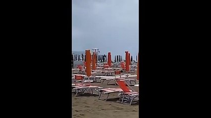 Video herunterladen: Marina di Grosseto, violenta tromba d'aria provoca danni agli stabilimenti balneari