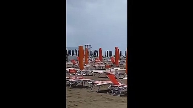 Marina di Grosseto, violenta tromba d'aria provoca danni agli stabilimenti balneari