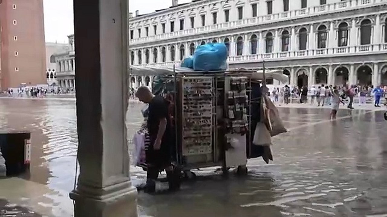 Maltempo, a Venezia torna l'acqua alta e il vento forte rovescia i tavolini