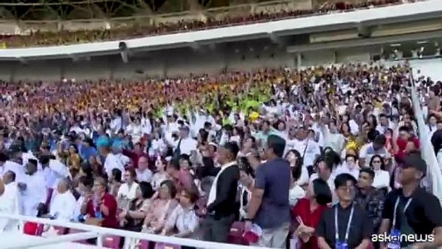 Indonesia, messa del Papa allo stadio: siate costruttori di pace