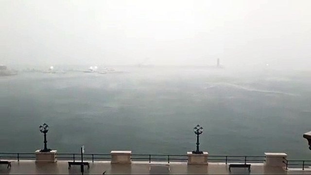 Bari, il temporale visto dal lungomare