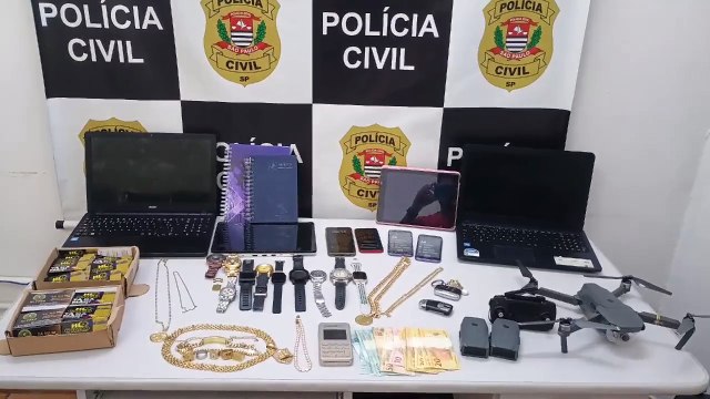 Veículos de luxo e mais de R$ 20 mil são apreendidos em casa de investigado por lavar dinheiro do crime em Praia Grande