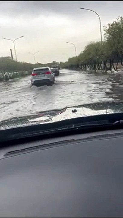 Maltempo a Bari, allagata la strada che porta alla Fiera del Levante