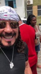 Bell Marques se emociona com festa de fãs na porta de casa em aniversário: "Sem saber o que dizer"