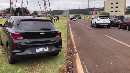 Carros se envolvem em colisão na Avenida das Torres, na Região da FAG