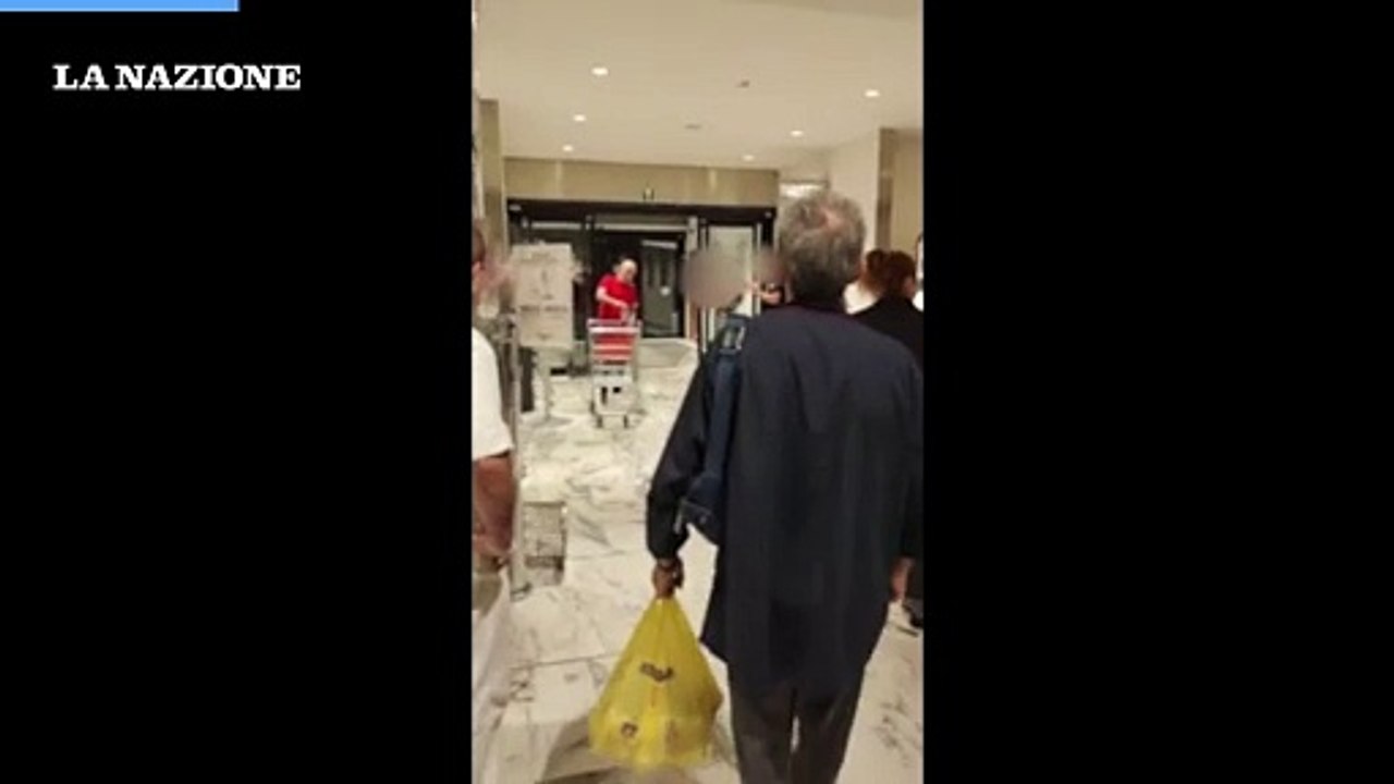 Firenze, aggredisce un vigilante al supermercato, arrestato