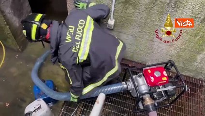 Maltempo al Nord, a Milano i Vigili del Fuoco prosciugano le cantine allagate degli abitanti