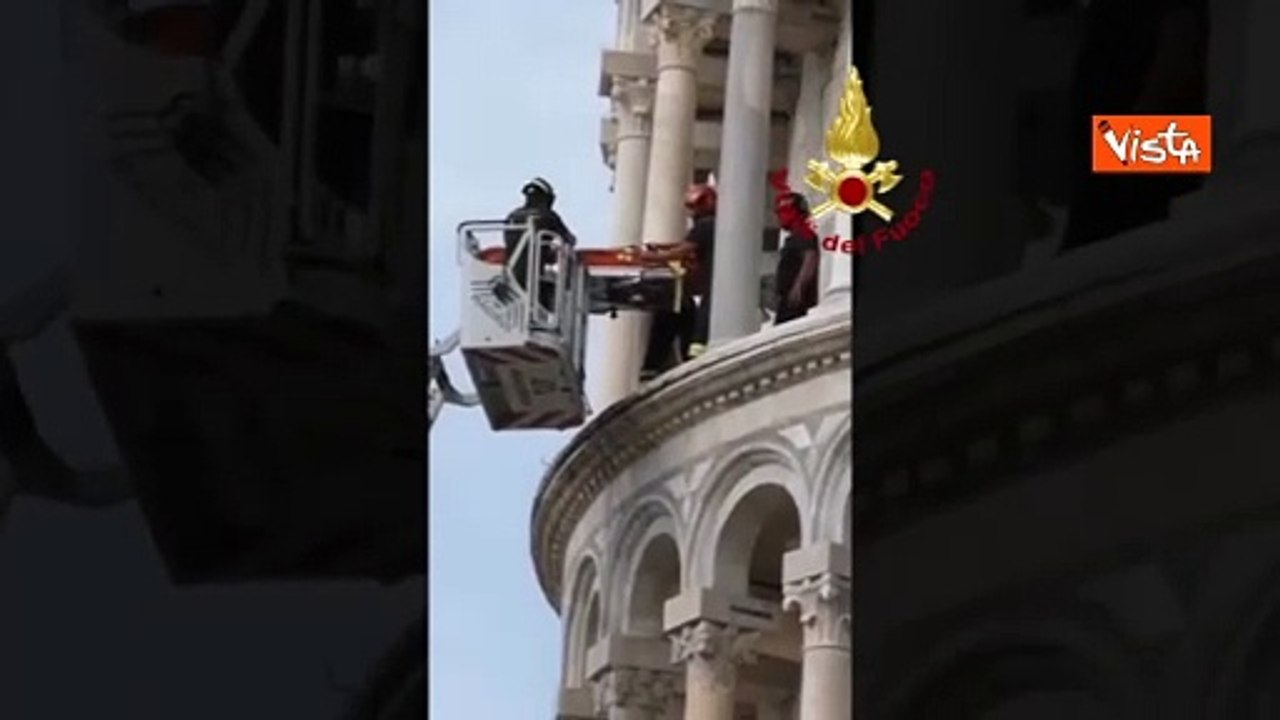 Uomo colto da un malore sulla Torre di Pisa, le immagini dei soccorsi dei Vigili del Fuoco