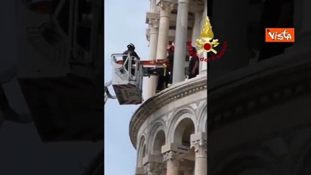 Uomo colto da un malore sulla Torre di Pisa, le immagini dei soccorsi dei Vigili del Fuoco