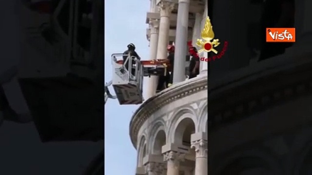 Uomo colto da un malore in cima alla Torre di Pisa: il video del salvataggio dei vigili del fuoco con l'autoscala