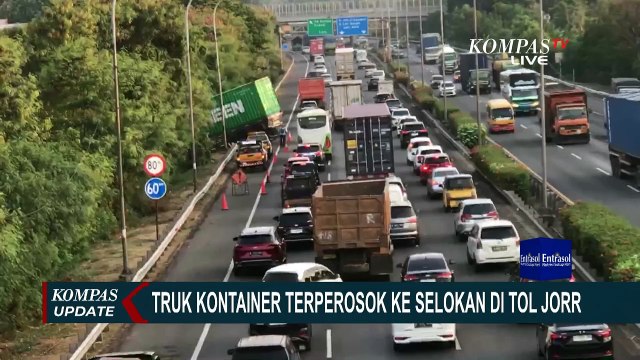 Truk Kontainer Terperosok di Tol JORR Bekasi, Sopir Terluka dan Lalin Sempat Macet