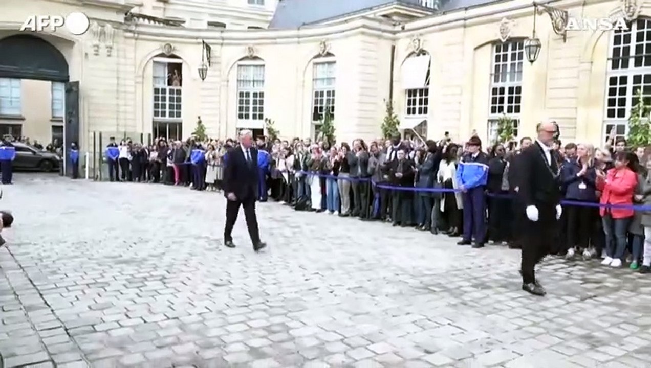 Francia, Michel Barnier arriva a Palazzo Matignon