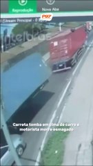 Carreta tomba em cima de carro e motorista morre esmagado