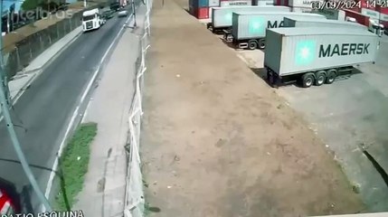 Carreta tomba, esmaga carro e mata motorista em Manaus