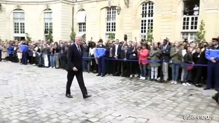 Francia, il passaggio di poteri fra Attal e Barnier, nuovo premier