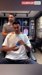 Verdiği tepki bomba! Berberi, İrfan Can Eğribayat'a Galatasaraylı önlük giydirdi