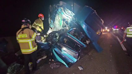 경부고속도로에서 화물차끼리 추돌 사고...1명 숨져 / YTN