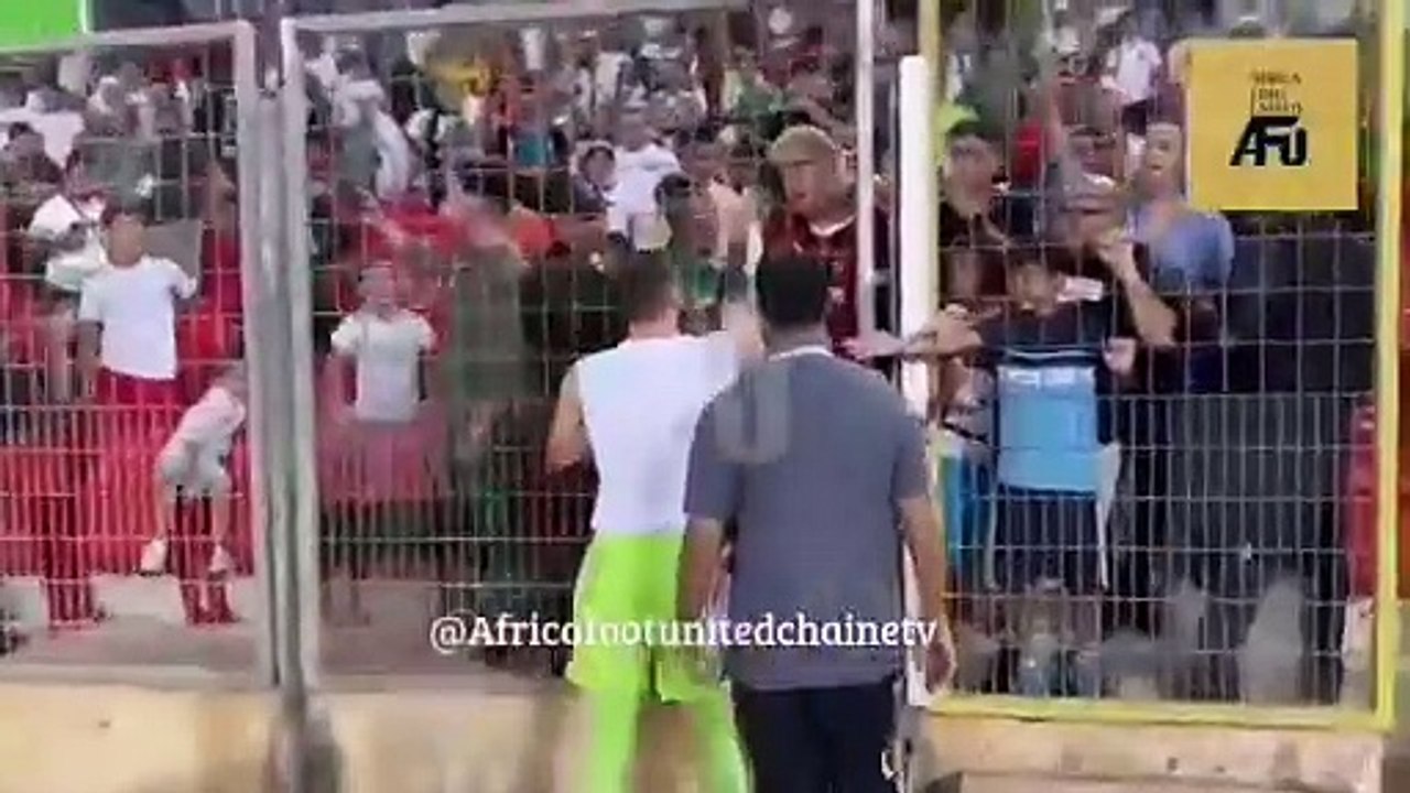 Eliminatoires CAN Maroc 2025  : #Algérie  #GuinéeÉquatoriale  : Mandrea offre son maillot à un supporter 