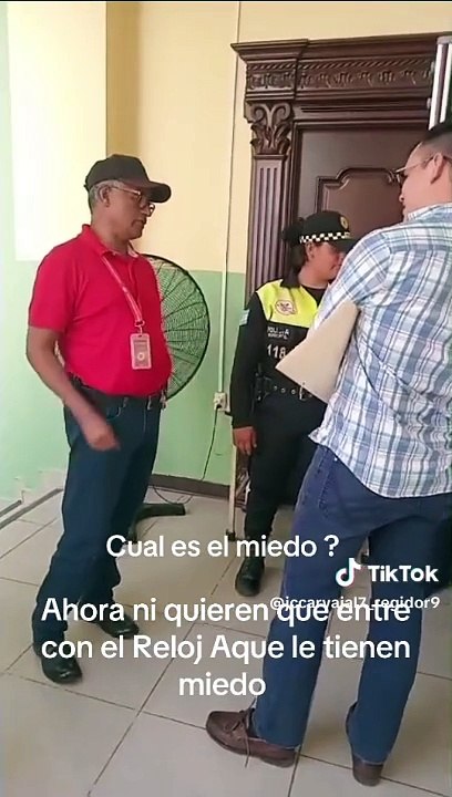 Denuncian prohibición de entrar con reloj a institución pública