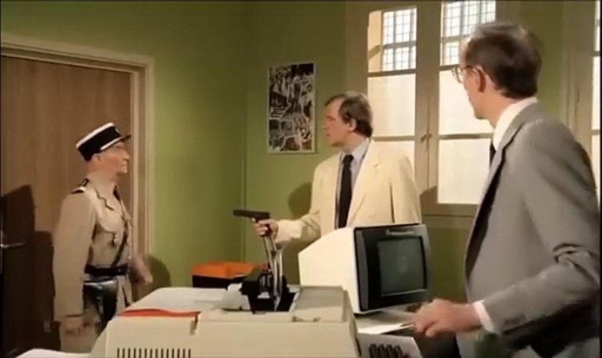 Le Gendarme et les Gendarmettes (1982)