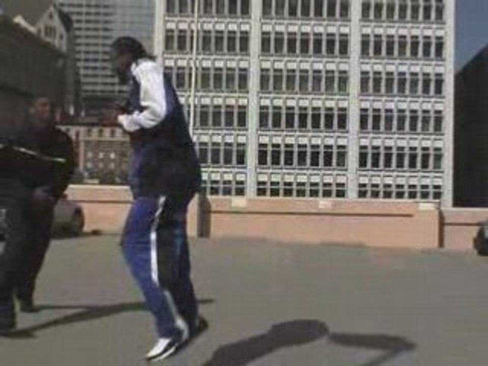 Kobe saute au dessus d'une voiture