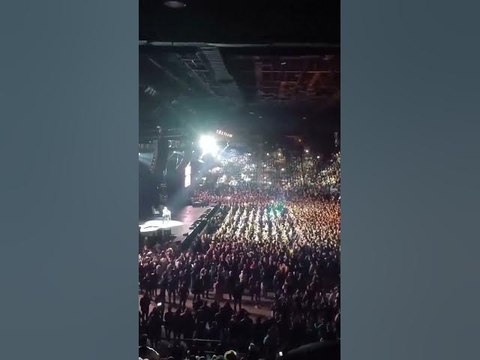 Milei se subió a una tarima en Buenos Aires, reunió a seguidores e insultaron a Pedro Sánchez