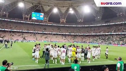 Momen Skuat Timnas Indonesia dan Suporter di Stadion Rayakan Hasil Imbang 1-1 Lawan Arab