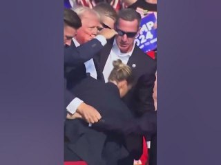 Imágenes impactantes: Trump ensangrentado y escoltado luego del atentado durante un mitin