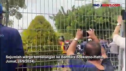 Скачать видео: Emosional Maasyarakat Lepas Keberangkatan Paus Fransiskus di Bandara Soetta