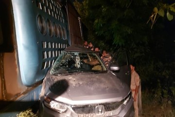 मोहनलालगंज में बड़ा हादसा: तेज रफ्तार डबल डेकर बस अनियंत्रित होकर कार पर पलटी, दर्जनभर यात्री घायल