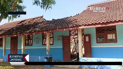 Lapuk, Atap Kelas Ambrol Siswa Mengungsi