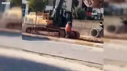 Adıyaman'da işçiler kepçeye kurdukları salıncakta çocuklar gibi böyle eğlendi