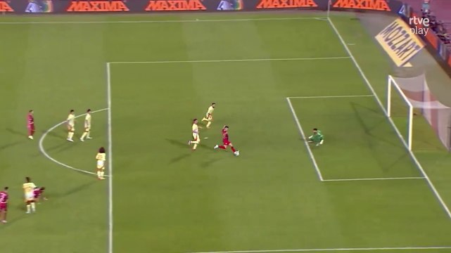 Serbia-Spagna, Jovic si mangia un gol assurdo: l'errore è clamoroso