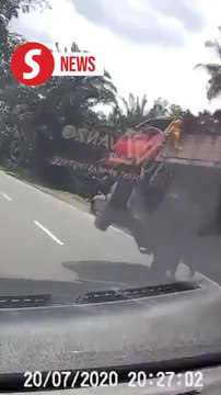 Lorry swerves to avoid car, crashes into roadside stall