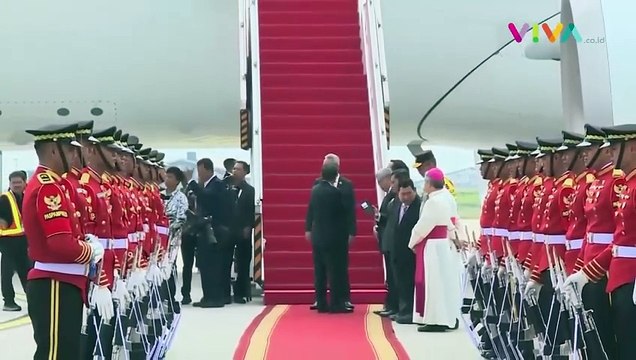 Naik Pesawat Garuda, Paus Fransiskus Membagikan 'Oleh-oleh'