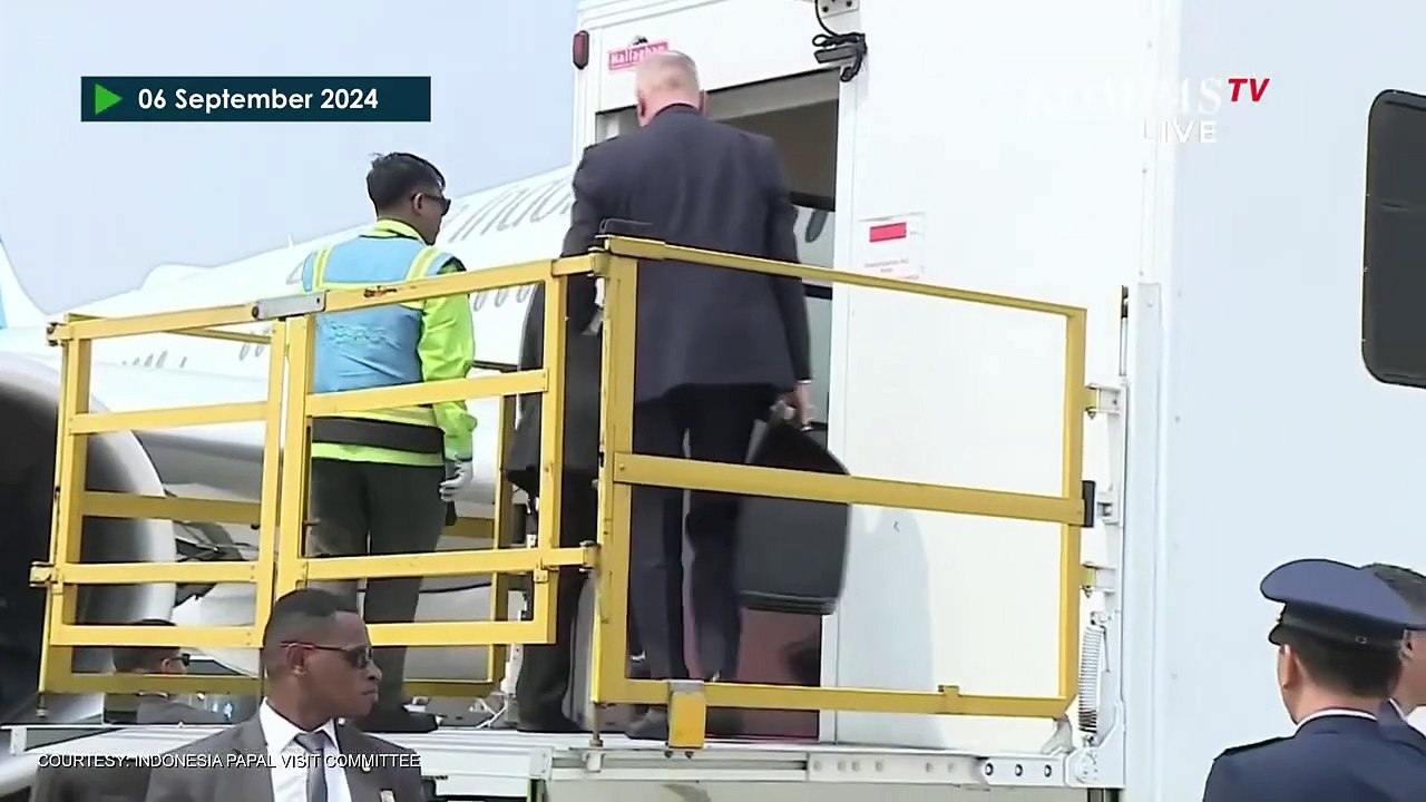 Detik-Detik Pesawat Paus Fransiskus Terbang Tinggalkan Indonesia Menuju Papua Nugini