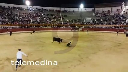 Tres cornadas a un joven en el encierro nocturno en Medina del Campo