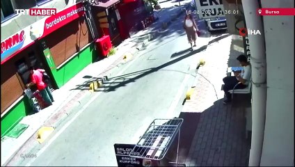 Bursa'da bu sokağa girenler kendini yerde buluyor