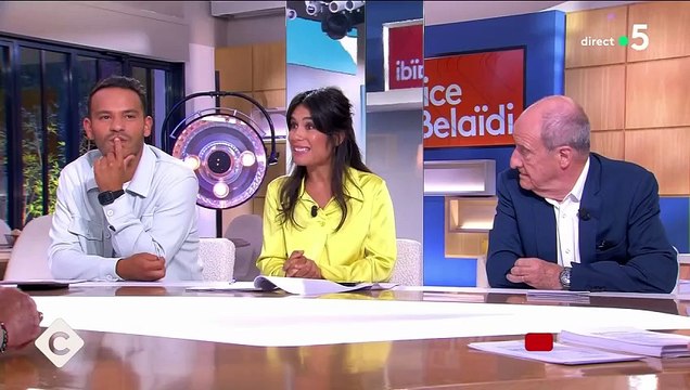 Invitée dans C à vous , Alice Belaïdi s'est montrée un peu gênée de raconter une histoire sans gravité d'arrestation par le FBI quand elle était plus jeune