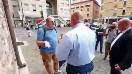 Bandecchi sputa dell'acqua in faccia a un contestatore: «Che partito voti? Stai molto attento»