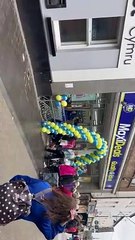 Mayor of Abergavenny cuts the ribbon to MaxiDeals