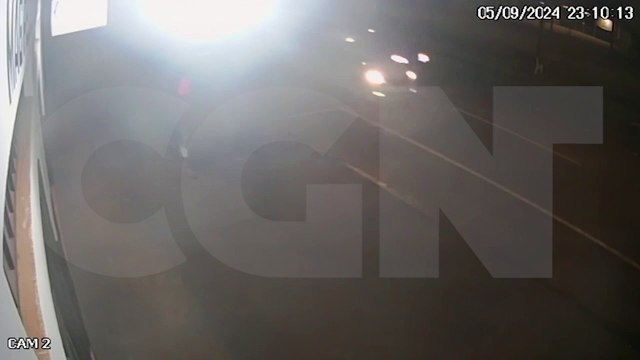 Vídeo mostra ladrões arrombando veículo Gol estacionado na Avenida Tancredo Neves