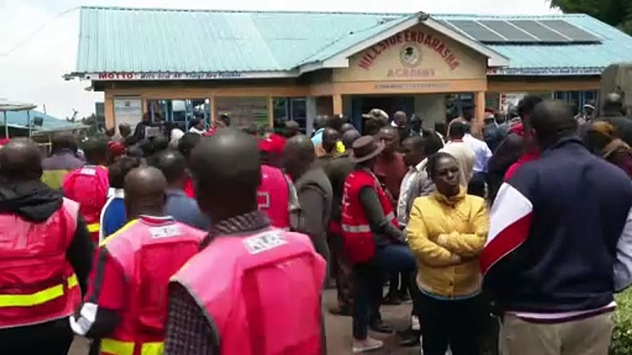 Casi una veintena de niños muertos y 70 desaparecidos tras incendio de una escuela en Kenia