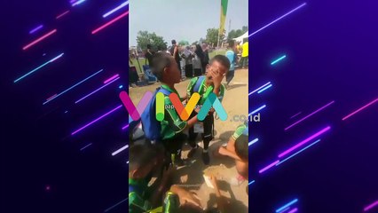 Bocah Tenangkan Teman Setim yang Kalah Main Bola