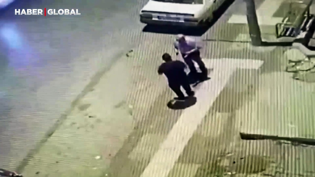 Bunu da gördük: Yolun karşısına yavaş geçtiği için sinirlendiği yayaya kafa atarak yere itti