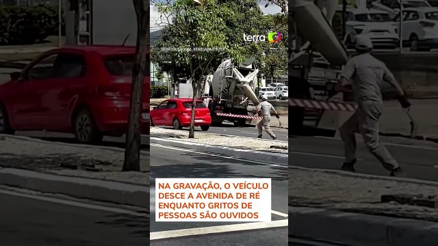 Caminhão desgovernado atinge carros e arranca grades de loja na Paraíba #shorts