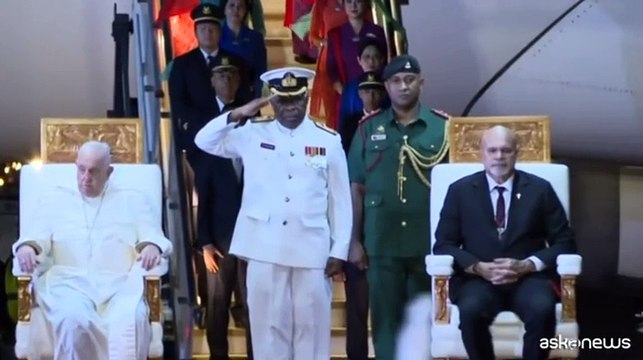 Il Papa ? arrivato all'aeroporto di Port Moresby in Papua Nuova Guinea