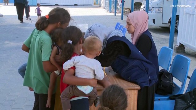 وسط حالة طوارئ وحرب مدمرة.. أطفال غزة يتلقون لقاح شلل الأطفال في خان يونس