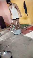 Watch Video: इस वीडियो को देख Momos खाने वाले पकड़ लेंगे सिर, पैरों से गूंथा जा रहा मैदा