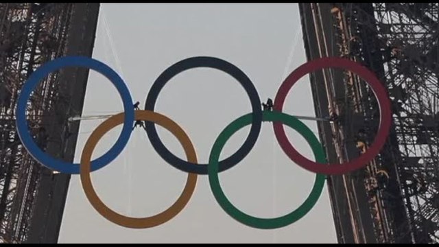 Cerchi olimpici su Torre Eiffel dopo i Giochi? Hidalgo fa discutere